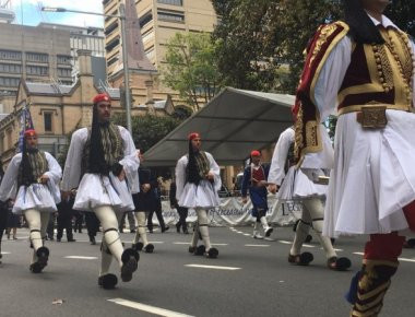 Αυστραλία: Η στιγμή που υπερήφανοι χιλιάδες ομογενείς... αποθέωσαν τους Εύζωνες! (φωτό & βίντεο)